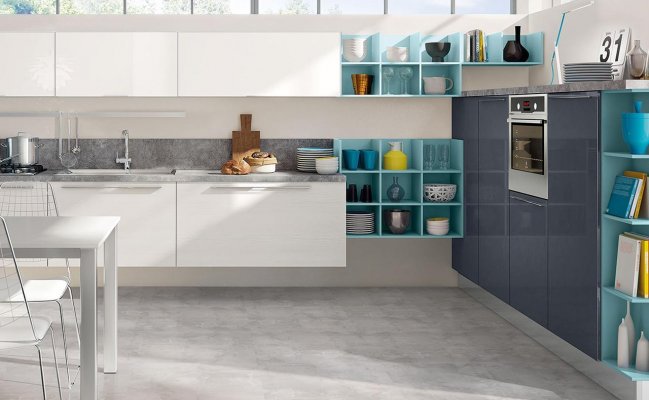 Навесная кухня с белыми фасадами