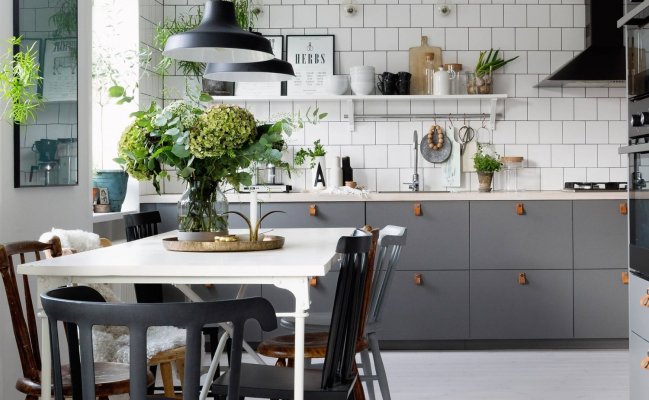 Небольшая прямая кухня без навесных шкафов