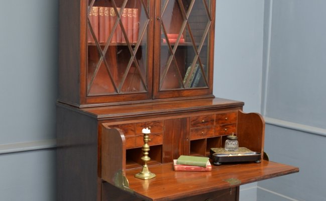 Небольшой шкаф в ретро-стиле