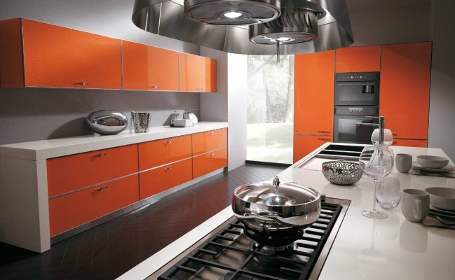 Большая кухня с оранжевыми глянцевыми фасадами