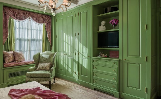Шкаф в стиле ретро с зелеными фасадами