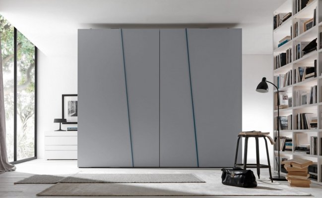Шкаф купе с компланарной системой дверц