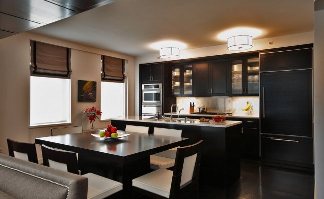 Кухня с островом и обеденной зоной в черном цвете