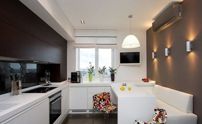 Черно-белая кухня с барной стойкой