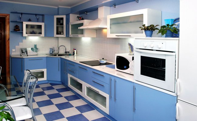 Кухня угловая со столешницей акрил и фартуком плиткой