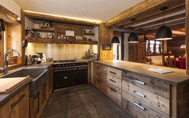 Кухня в стиле шале для небольшого пространства