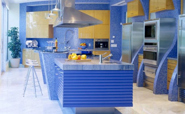 Кухня с фартуком синей мозайкой