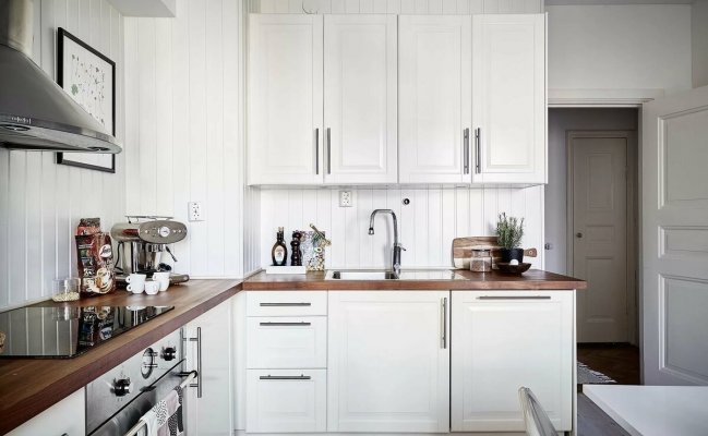 Угловая кухня с белыми фасадами