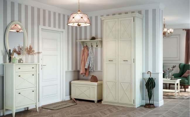 Небольшой шкаф для прихожей белого цвета