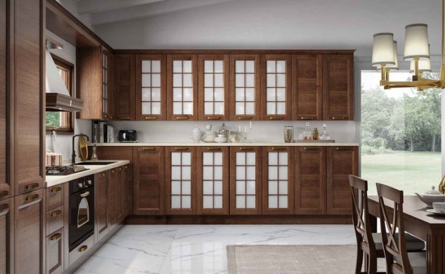 Угловая кухня со стеклянными тонированными фасадами