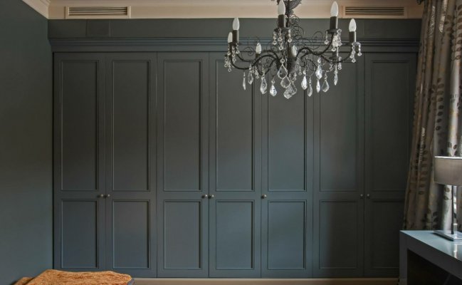 Встроенный шкаф с распашными дверями