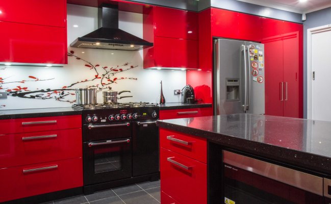 Большая глянцевая кухня с островом и фартуком с фотопечатью