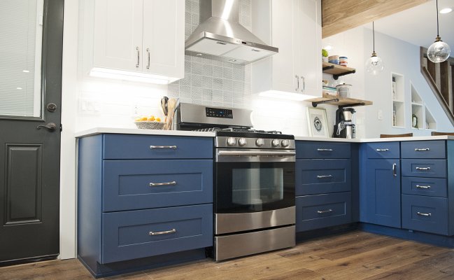 Классическая кухня с сине-белыми фасадами