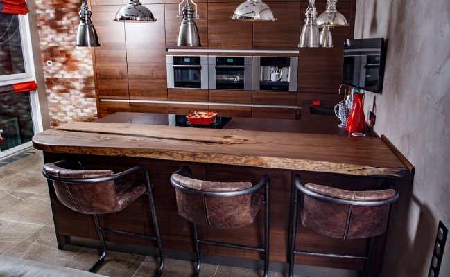 П-образная кухня с барной стойкой