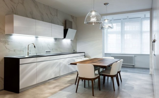 Прямая белая кухня с черной столешницей в стиле минимализм 