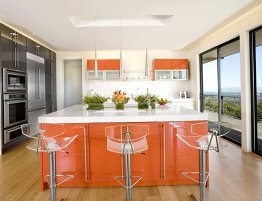 Купить Большая кухня с оранжевыми фасадами в каталоге Из пвх