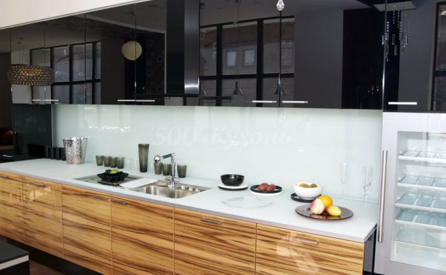 Прямая кухня с глянцевыми фасадами и фартуком из стекла