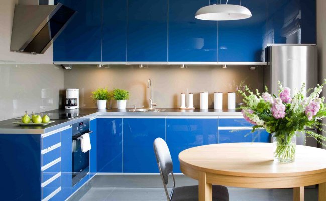 Угловая кухня с синими глянцевыми фасадами