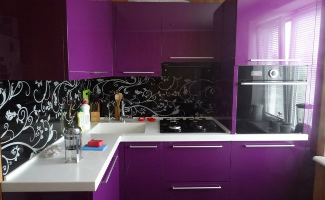 Небольшая кухня с глянцевыми фасадами и фартуком с фотопечатью