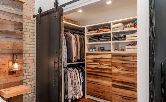 Гардеробная с фасадами зебрано