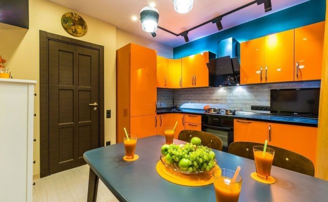 Угловая кухня с темной столешницей