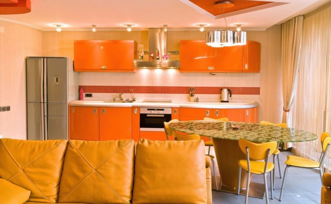 Кухня с оранжевыми фасадами