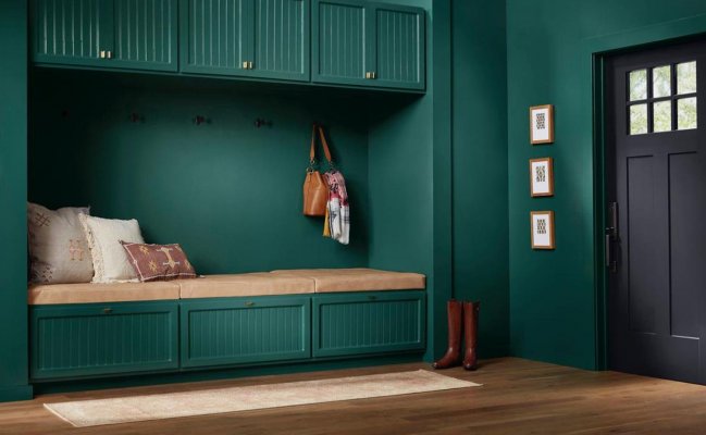 Прихожая в темно-зеленом цвете