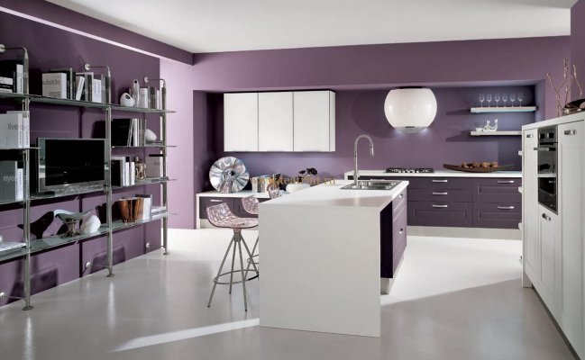 Прямая кухня в филетово-белом цвете