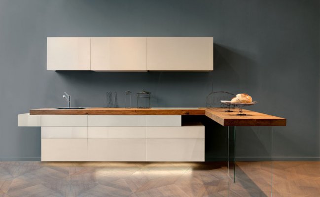 Небольшая навесная кухня с столешницей дерево