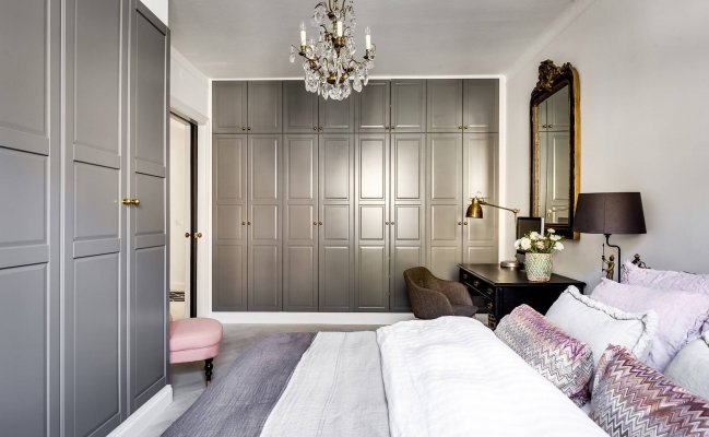 Шкаф распашной неоклассика с серыми фасадами