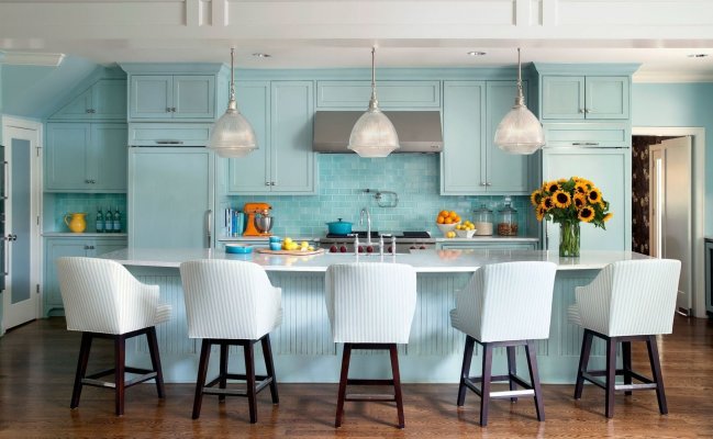Небольшая прямая кухня в голубом цвете