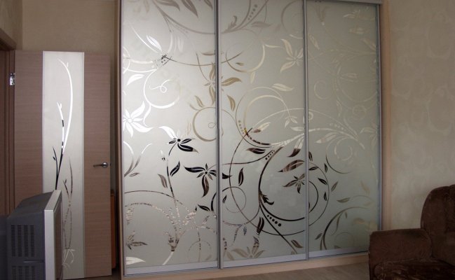 Встроенный шкаф-купе с пескоструйным орнаментом