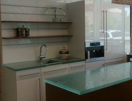 Купить Небольшая п-образная кухня с стеклянной столешницей в каталоге По фактуре