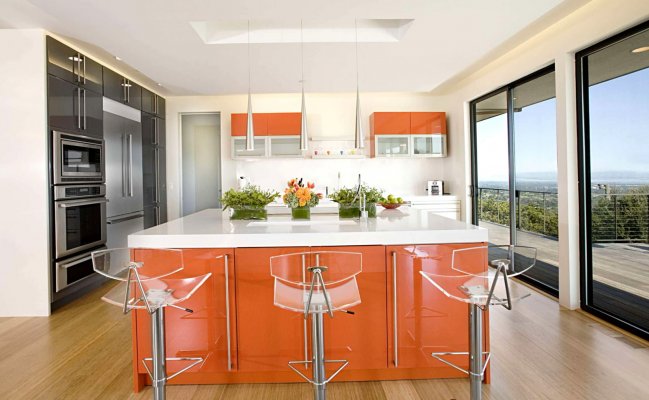 Большая кухня с оранжевыми фасадами