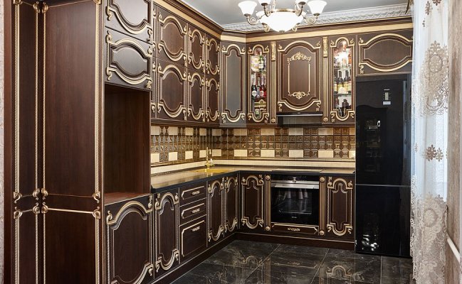 Кухня в коричневом цвете