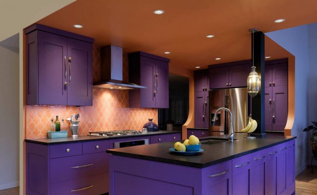 Большая угловая кухня с фиолетовыми фасадами
