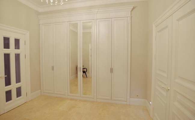 Классический белый шкаф