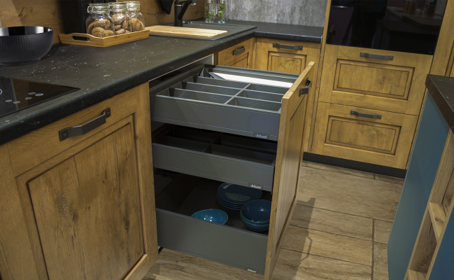 Угловая кухня цвета морской волны с островом