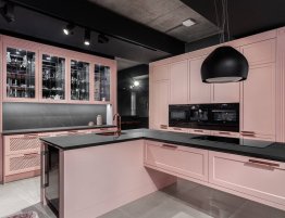 Выгодные сочетания цветов в розовой кухне