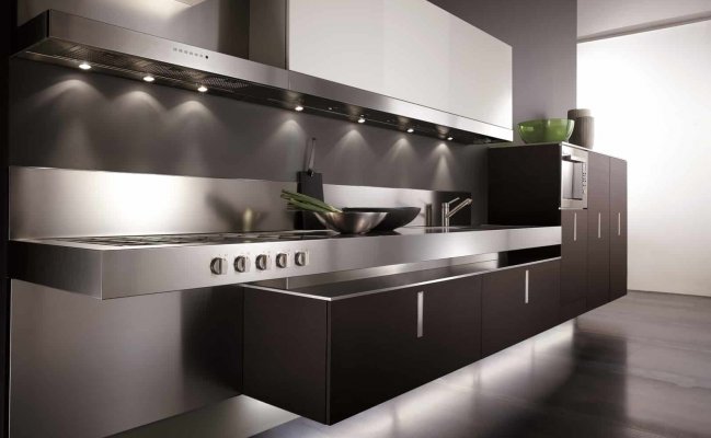 Прямая навесная кухня в черном цвете