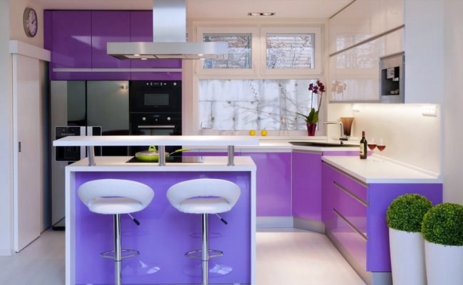 Фиолетовая угловая кухня в стиле хай-тек с островом