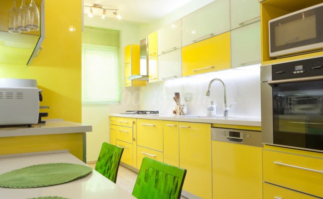 Кухня с жёлтыми фасадами для небольшого помещения