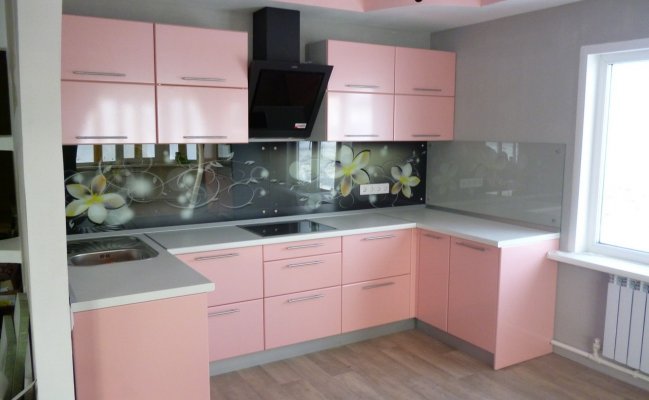 Кухня п-образная с фотопечатью на фартуке