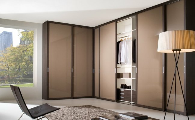 Угловой шкаф с стеклянными тонированными дверцами