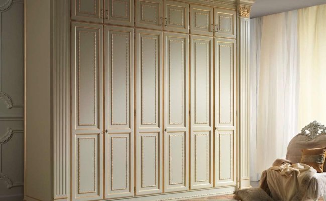 Высокий шкаф с золотой патиной