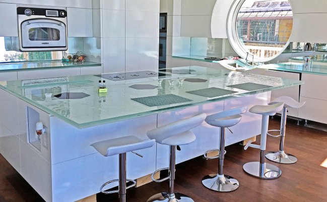 Кухня с большим островом 