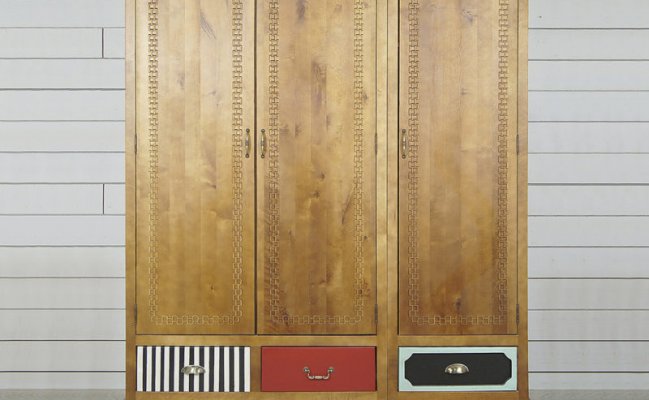 Трехстворчатый шкаф в стиле ретро