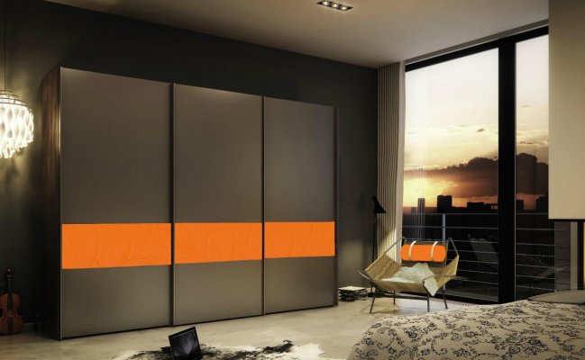 Темный шкаф-купе с оранжевой полосой на фасаде