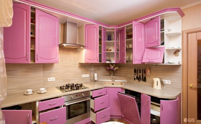 Угловая кухня в розовом цвете с фрезеровкой на фасадах
