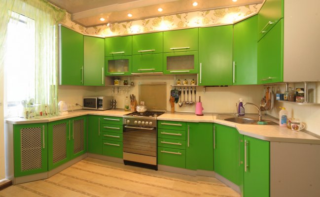 Кухня в зеленом цвете с перфорацией